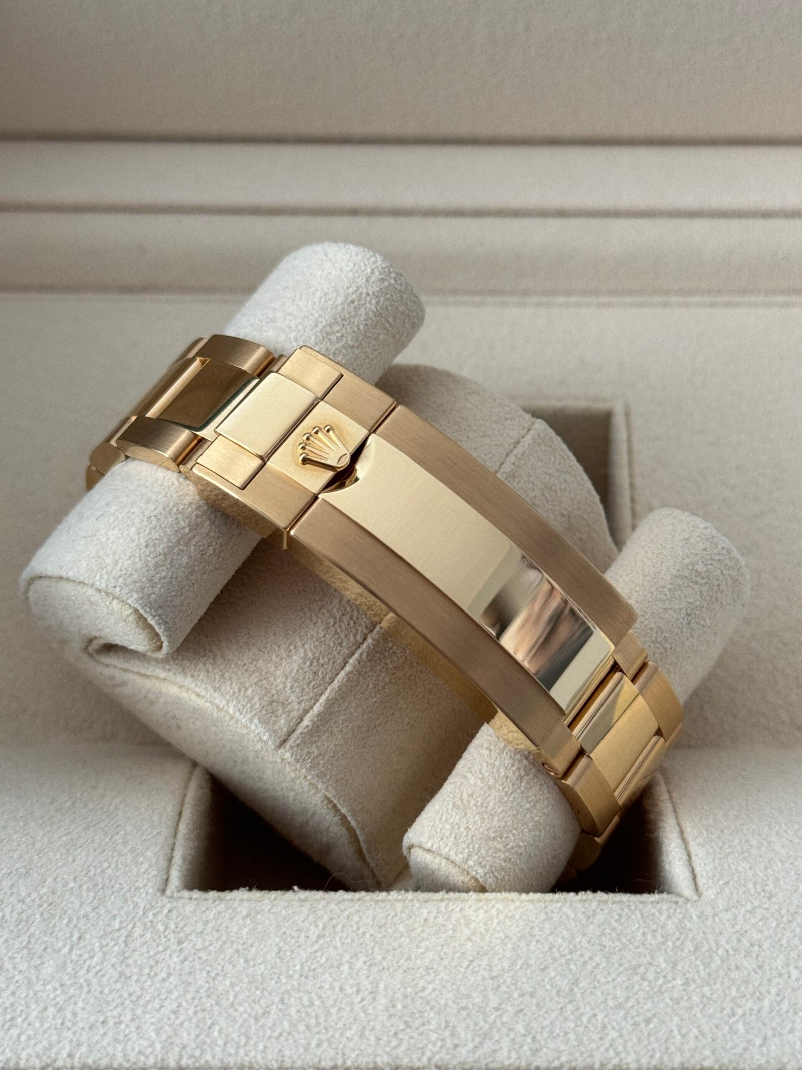 Rolex Submariner 40mm Yellow Gold 2022 - Image 4