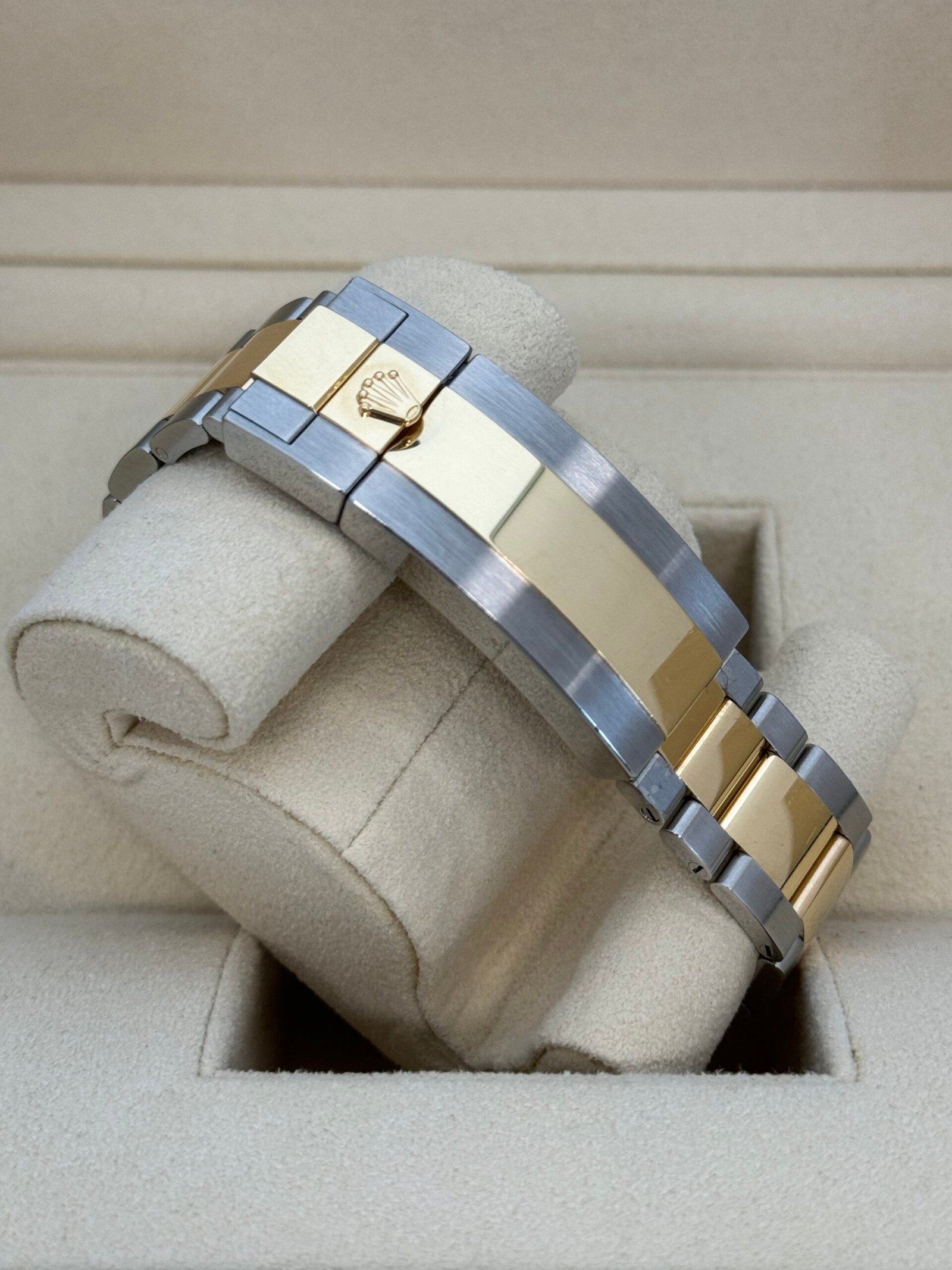 Rolex Submariner 41mm Stainless Steel – Yellow Gold 2023 - Image 4